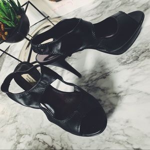 NWOT Vera Wang black pump heels with cut out